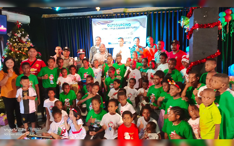 Anggota BSP Bank Papua Berbagi