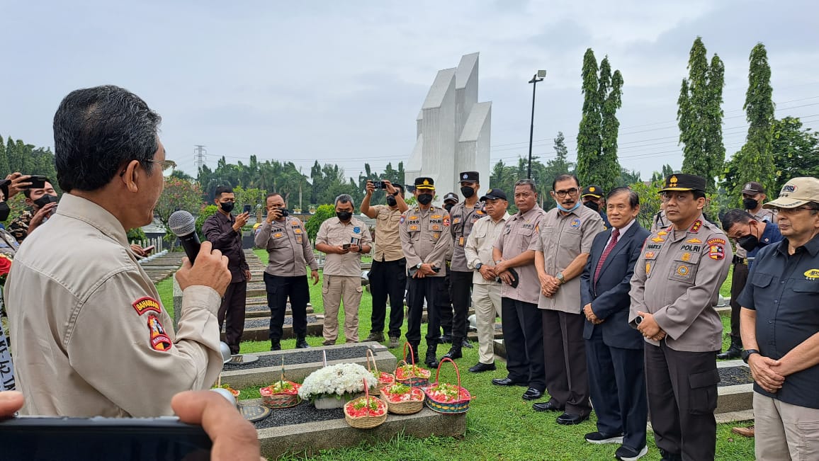 Kakorbinmas Bersama Satpam Ziarah dan Tabur Bunga di Makam Bapak Satpam Indonesia
