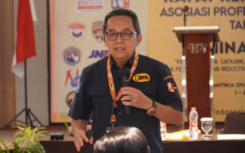 Ketua umum APSI Azis Said